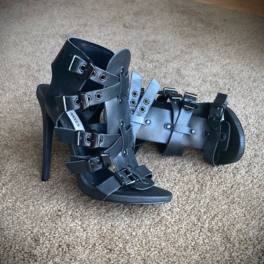 STEVE MADDEN Nativee Buckled Leather Strappy Heel